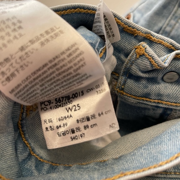 Levi’s Mom Jeans - Picture 2 of 5